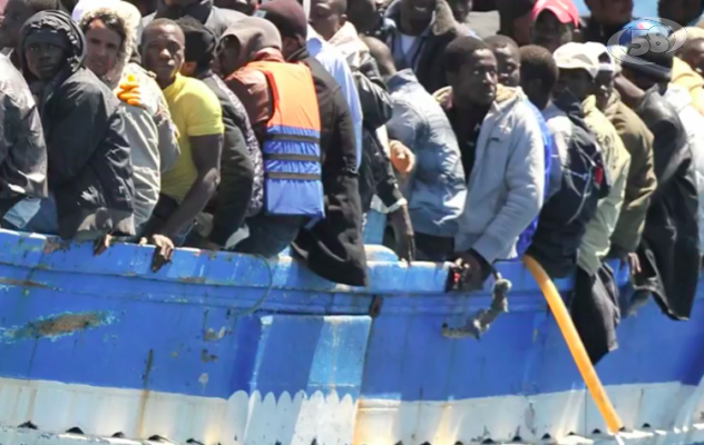 Migranti, Europa al bivio: l'Italia chiede aiuto 