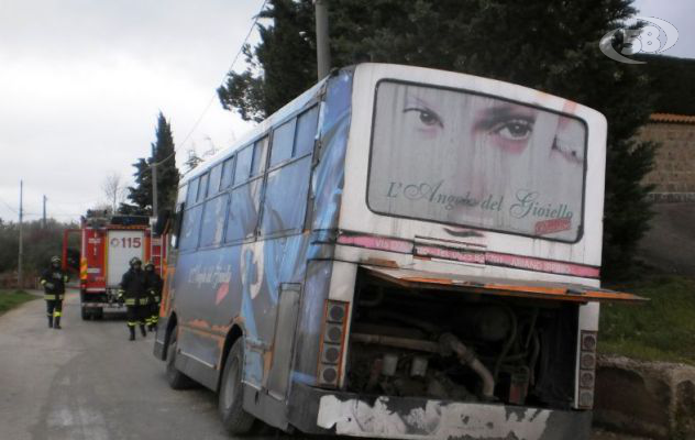 Ariano, Contrada Creta: autobus finisce in una buca scavata dall'Alto Calore 