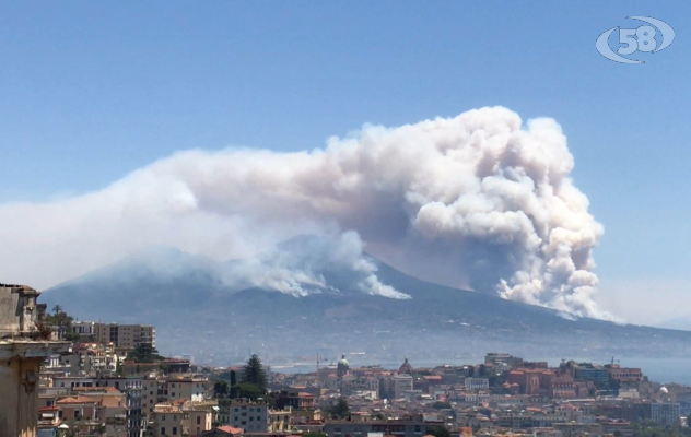 Vesuvio in fiamme /VIDEO: case e ristoranti evacuati