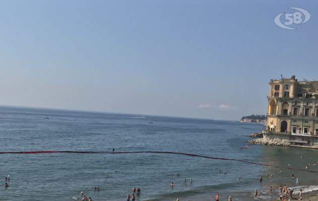 Napoli, mare preso d'assalto: spiagge mai così affollate