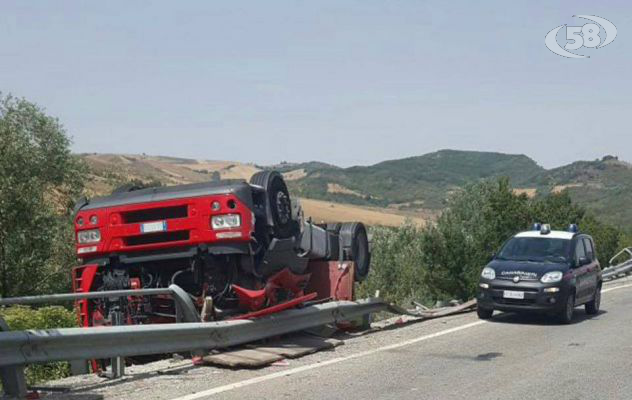 Calitri, camionista perde il controllo e si ribalta