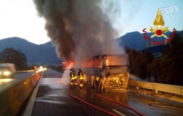 In fiamme il bus della banda musicale: panico sul raccordo /VIDEO