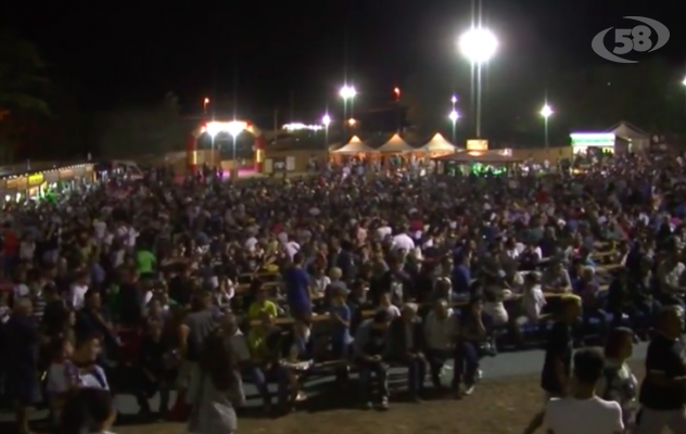 Ariano, in migliaia per la festa della pizza: risate con i ''Ditelo voi'' /VIDEO