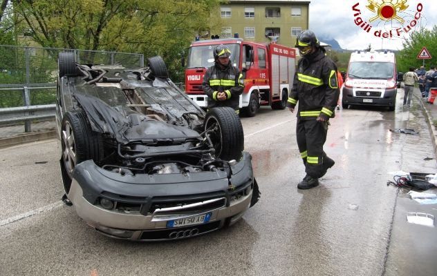 Si ribalta auto con due fratelli a bordo: in ospedale