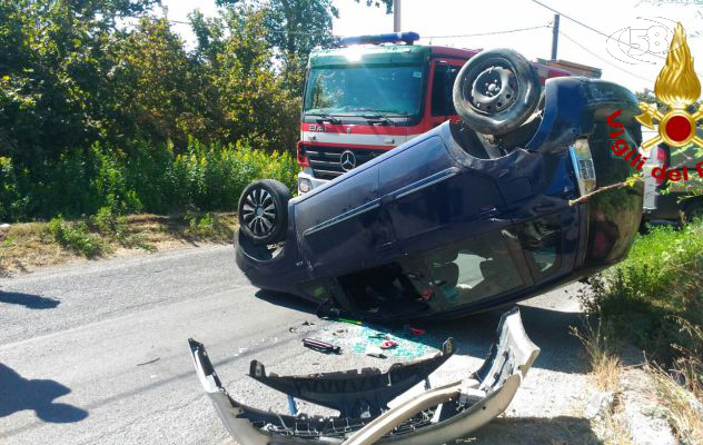 Auto sbanda e si ribalta: tre in ospedale