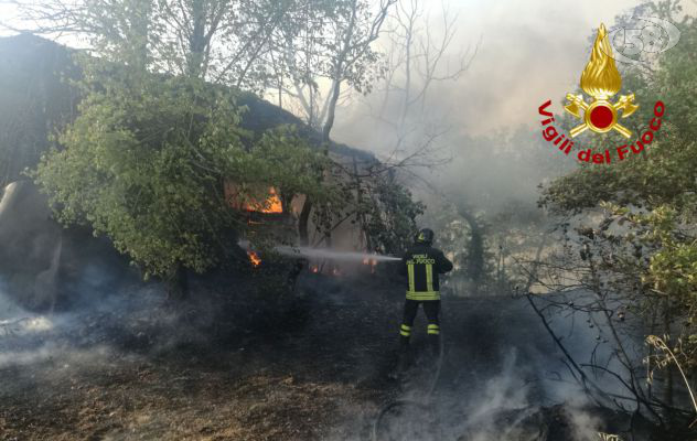 Ancora roghi: deposito agricolo in fiamme /VIDEO