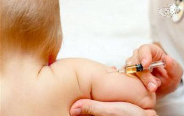 Senza vaccini niente scuola: file e caos presso le Asl