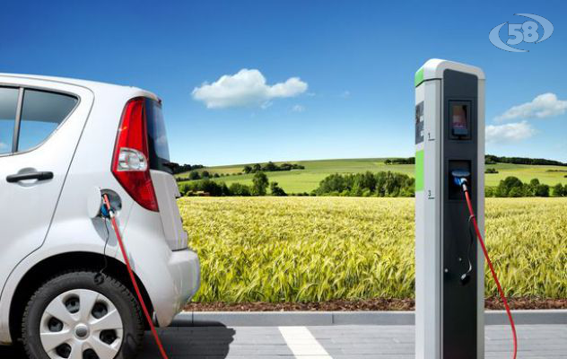 Il futuro è l'auto elettrica: arrivano le colonne per il rifornimento