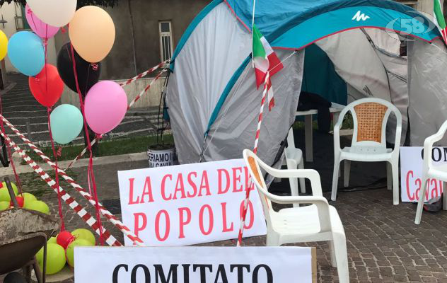 Cavalcavia di Sperone: in scena la protesta delle carriole