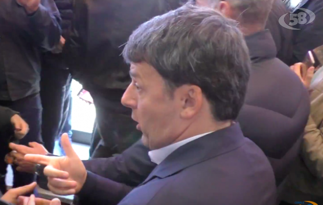 ''Prego?'', Renzi faccia a faccia con il contestatore /VIDEO