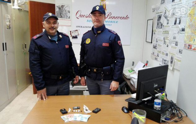 Spaccia in casa davanti agli agenti: pusher arrestato dalla Polizia