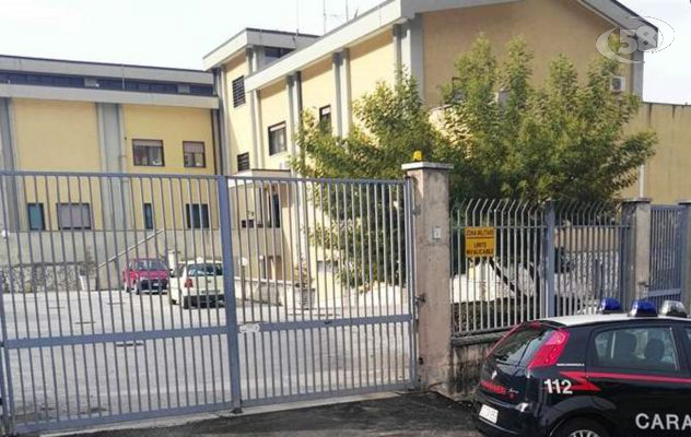 Bucano le ruote e poi derubano gli automobilisti: denunciati quattro napoletani