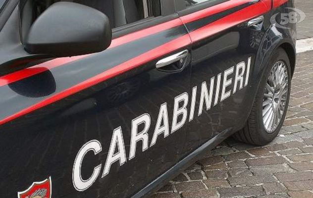 Minaccia con un matterello la compagna del suo ex