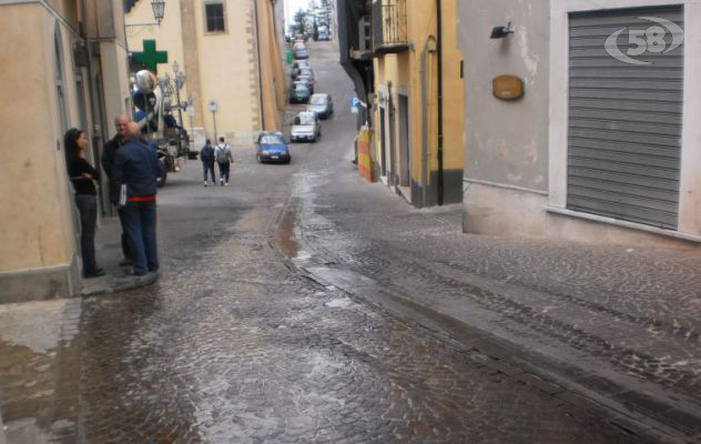 Ancora un guasto idrico: questa volta tocca a Via Castello