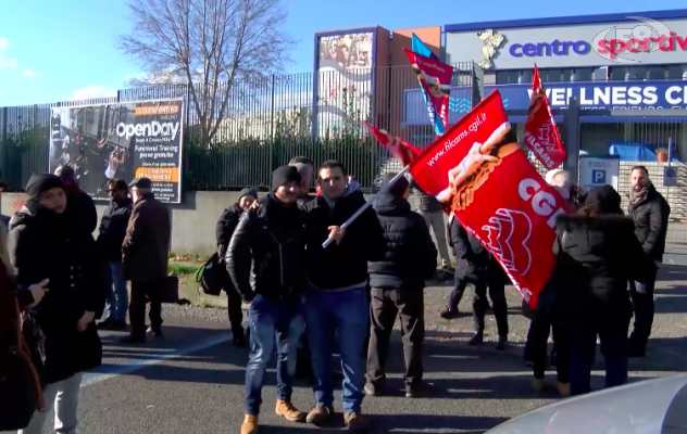 Piscina di Avellino, lavoratori in sciopero: ''Non ci pagano''