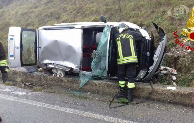 Sbanda e si ribalta, uomo intrappolato nell'abitacolo