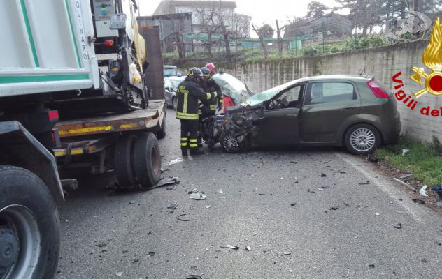 Mirabella, scontro auto-tir: ragazza resta incastrata