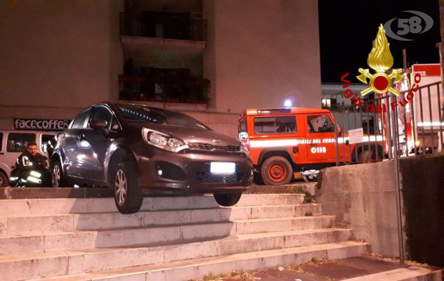 In bilico sulla scalinata di rampa Macello: anziani salvati dai caschi rossi