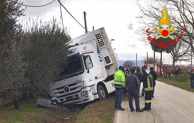 Frigento, tir fuoristrada: disagi alla circolazione