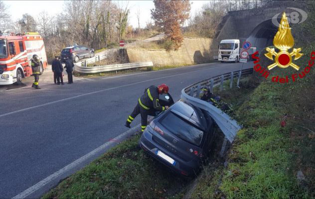 Auto fuori strada, a bordo ragazzino di 11 anni: padre e figlio in ospedale