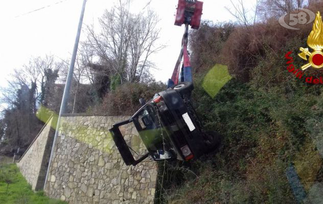 Ariano, auto in una scarpata: veicolo recuperato con una grù