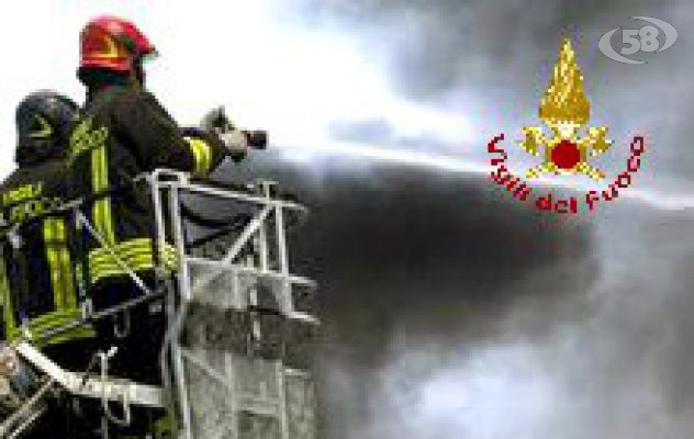 Lancia tappeto in fiamme dal balcone e provoca un altro incendio al piano di sotto