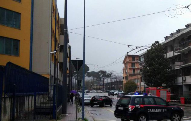 Si apre una voragine in via Speranza, strada chiusa al traffico