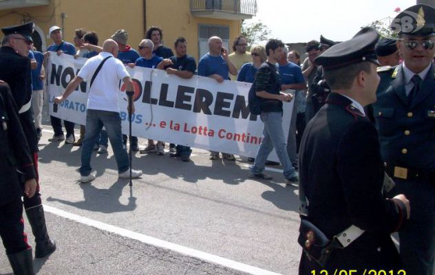 Pacifici ma determinati: la protesta Irisbus irrompe al Giro d'Italia