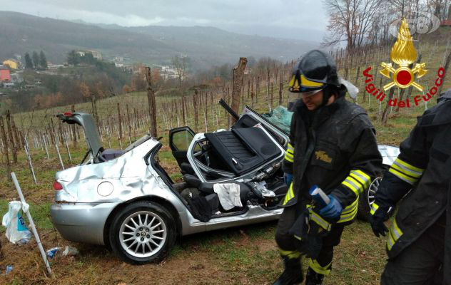 Auto sbanda e si ribalta: tre feriti al Moscati