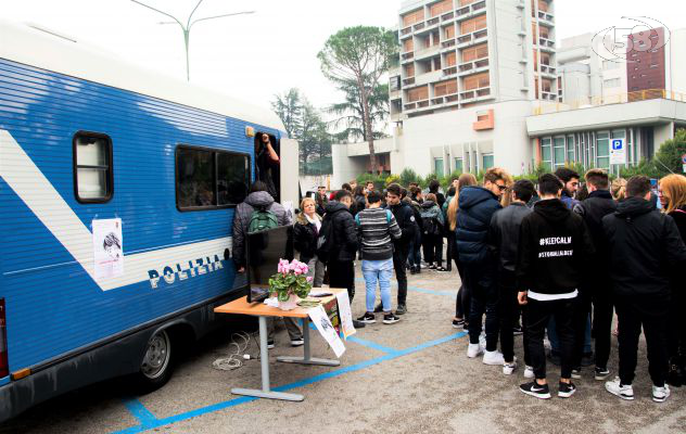 "Questo non è amore”, nel giorno di San Valentino in città il camper della Polizia