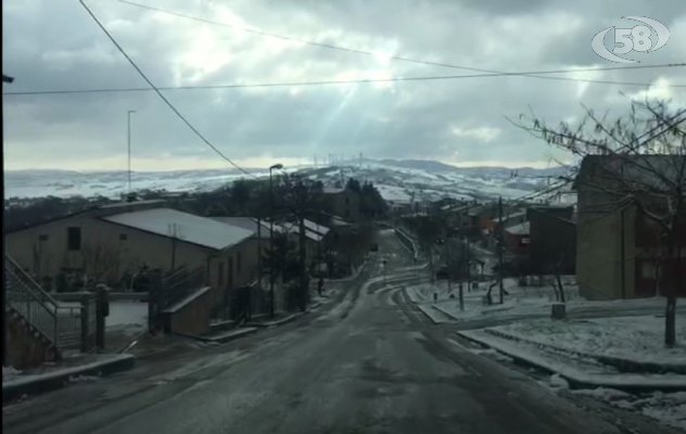 Neve e scuole chiuse in Alta Irpinia. A Frigento, spazzaneve al lavoro 