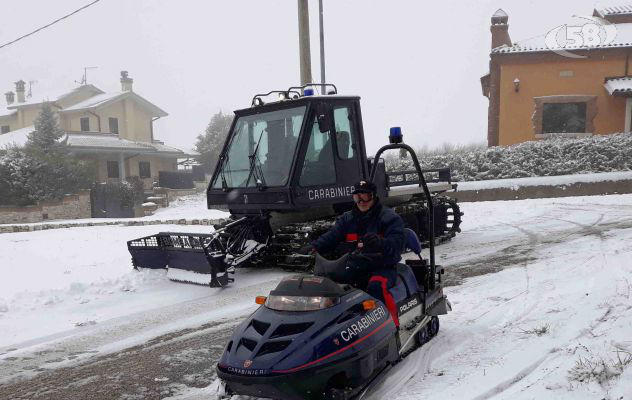 Neve, carabinieri in azione per fronteggiare l'emergenza