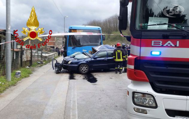 Auto contro bus: muore donna di 41 anni