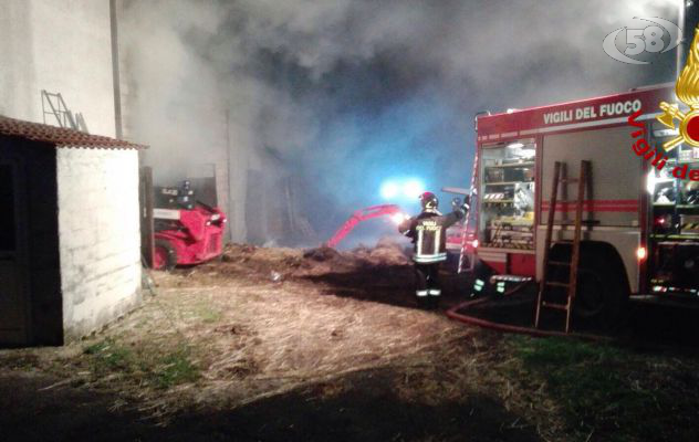 Volturara, deposito agricolo in fiamme