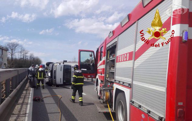 Furgone si ribalta, traffico in tilt sulla Variante