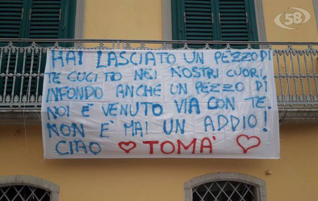 Palloncini bianchi e coriandoli, le lacrime di Sturno: ''Ciao Tomà''