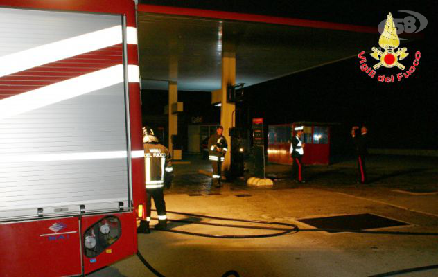 In fiamme colonnina di carburante a Manocalzati