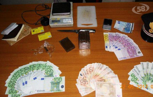 Solofra, ancora sequestri di droga: 33enne trovato con 6 ''panetti'' di hashish e 8 mila euro in contanti