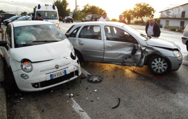 Fontanarosa, testacoda in curva. Poi l'impatto con un'altra auto: coinvolti ragazzi di Castelfranci e Castel Baronia