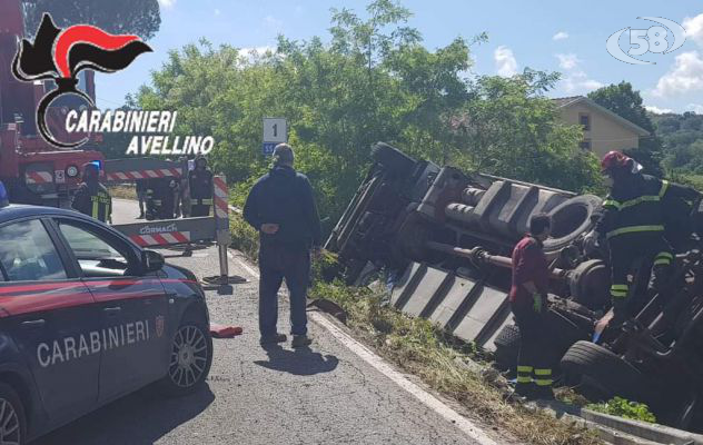 Mirabella Eclano, autocarro perde il controllo e finisce fuori strada