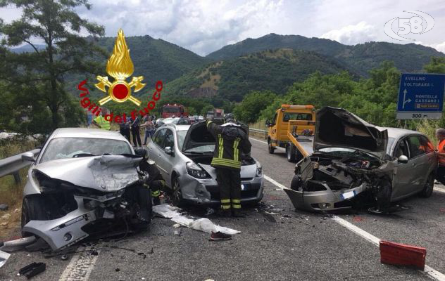 Violento impatto tra auto: uomo incastrato tra le lamiere