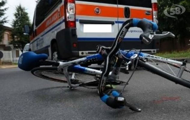 Ciclista investito da un'auto. ricoverato al Moscati