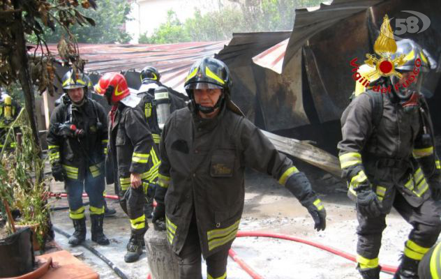 Incendio in un capannone di Pago: tre auto in fiamme. Ore di lavoro per i caschi rossi/VIDEO