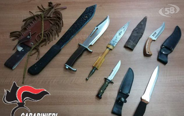 Baiano, sorpreso in possesso di machete, 5 pugnali e una banconota falsa: 45enne denunciato