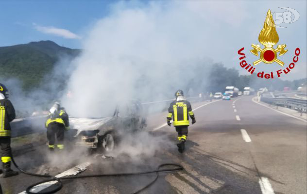 Auto in fiamme sull'Autostrada: solo tanta paura /VIDEO