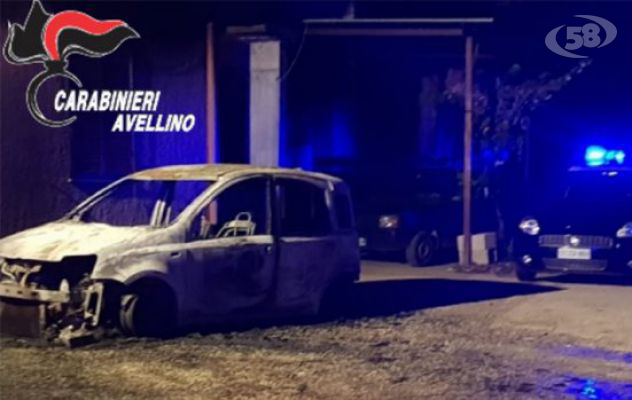 Auto in fiamme nella notte: s'indaga