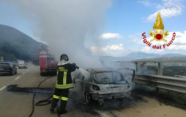 Da Napoli a Montevergine: in fiamme l'auto dei pellegrini /VIDEO