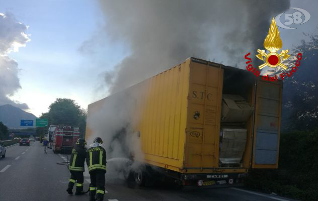 Ancora un tir in fiamme: giornata campale per i vigili del fuoco