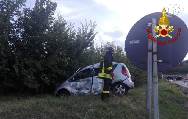 Auto contro tir carico di pomodori: donna in ospedale