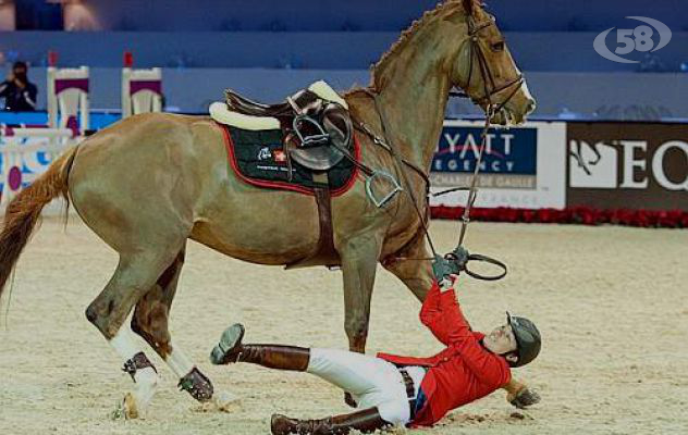 Cade da cavallo, ventenne in fin di vita al Moscati